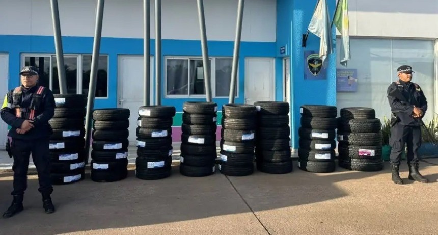 Detectan 52 neum&aacute;ticos de contrabando en una camioneta